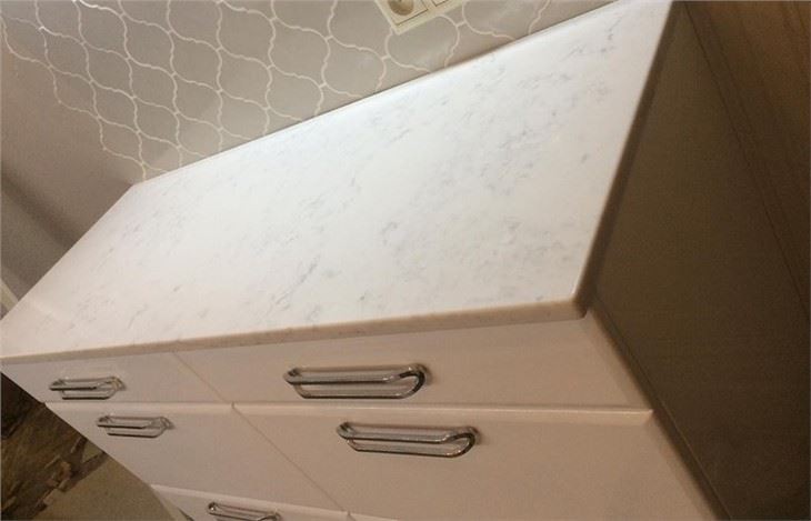 bianco venatino quartz table